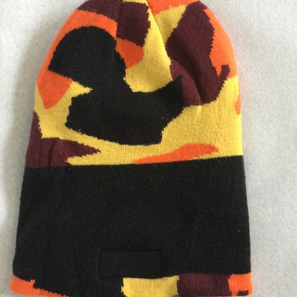 LOS ANGELES Reckless Women’s Beanie - Picture 2 of 4